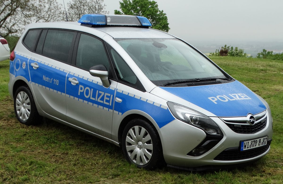 Polizei Bad Vilbel Opel Zafira FustW am 07.05.17 beim Tag der Offenen Tür am neuen Gerätehaus der Feuerwehr vom Stadtteil Heilsberg