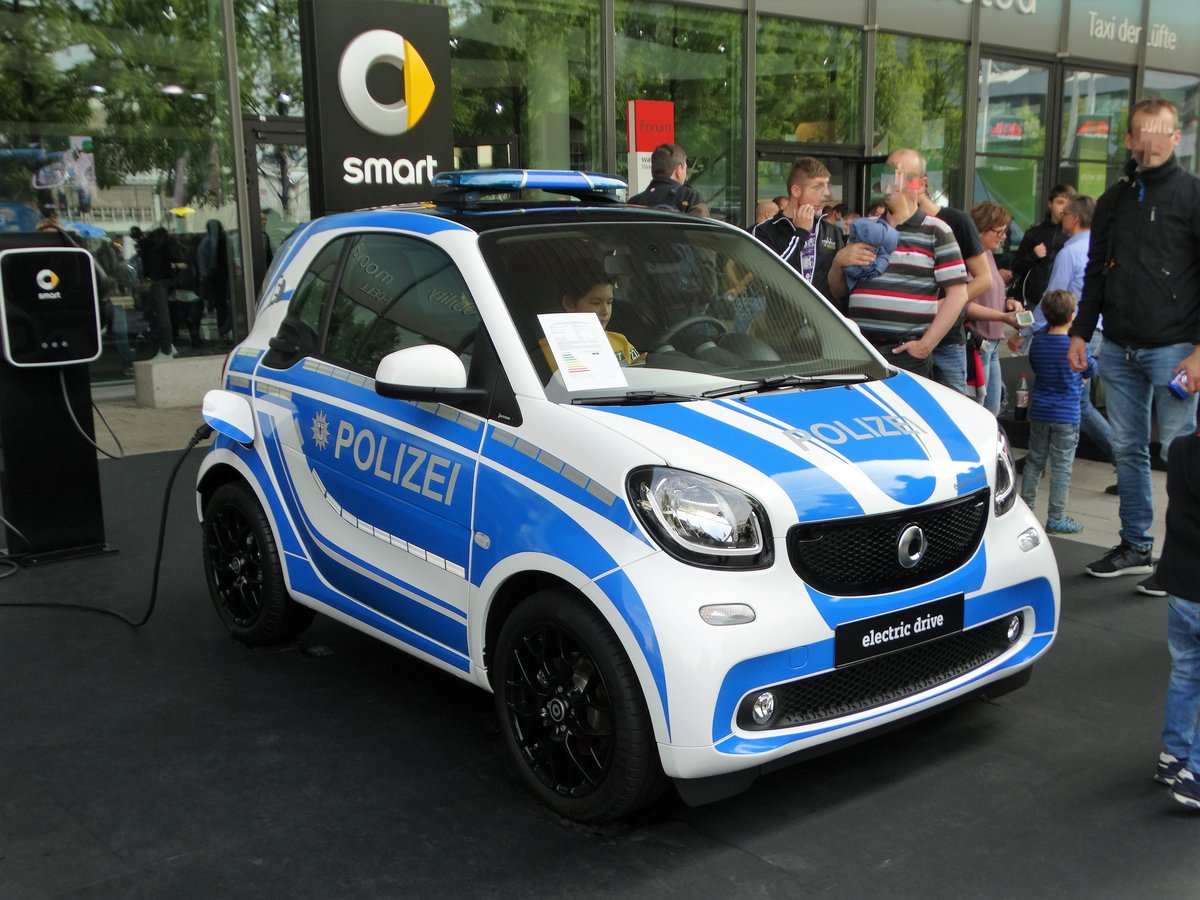 Polizei E-Smart am 23.09.17 auf der IAA in Frankfurt am Main 
