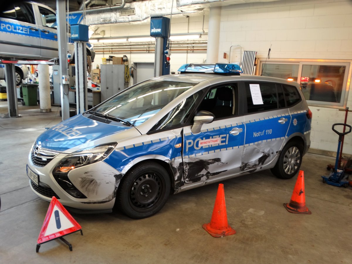 Polizei Frankfurt Opel Zafira sehr beschädigt am 24.06.17 beim Tag der Offenen Tür des Polizeipräsidium Frankfurt zur 150 Jahr Feier