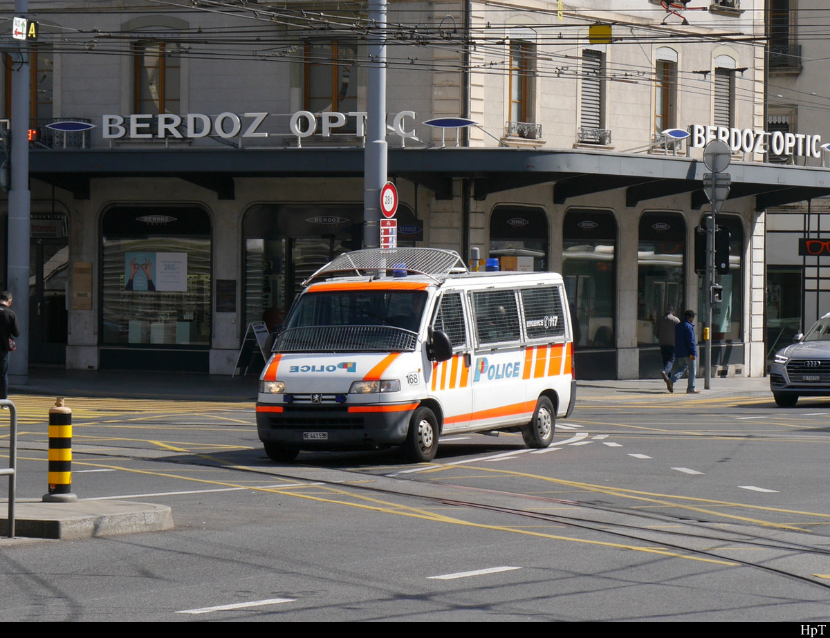 Polizei Genf unterwegs mit einem Peugeot Kastenwagen in der Stadt Genf am 06.04.2019
