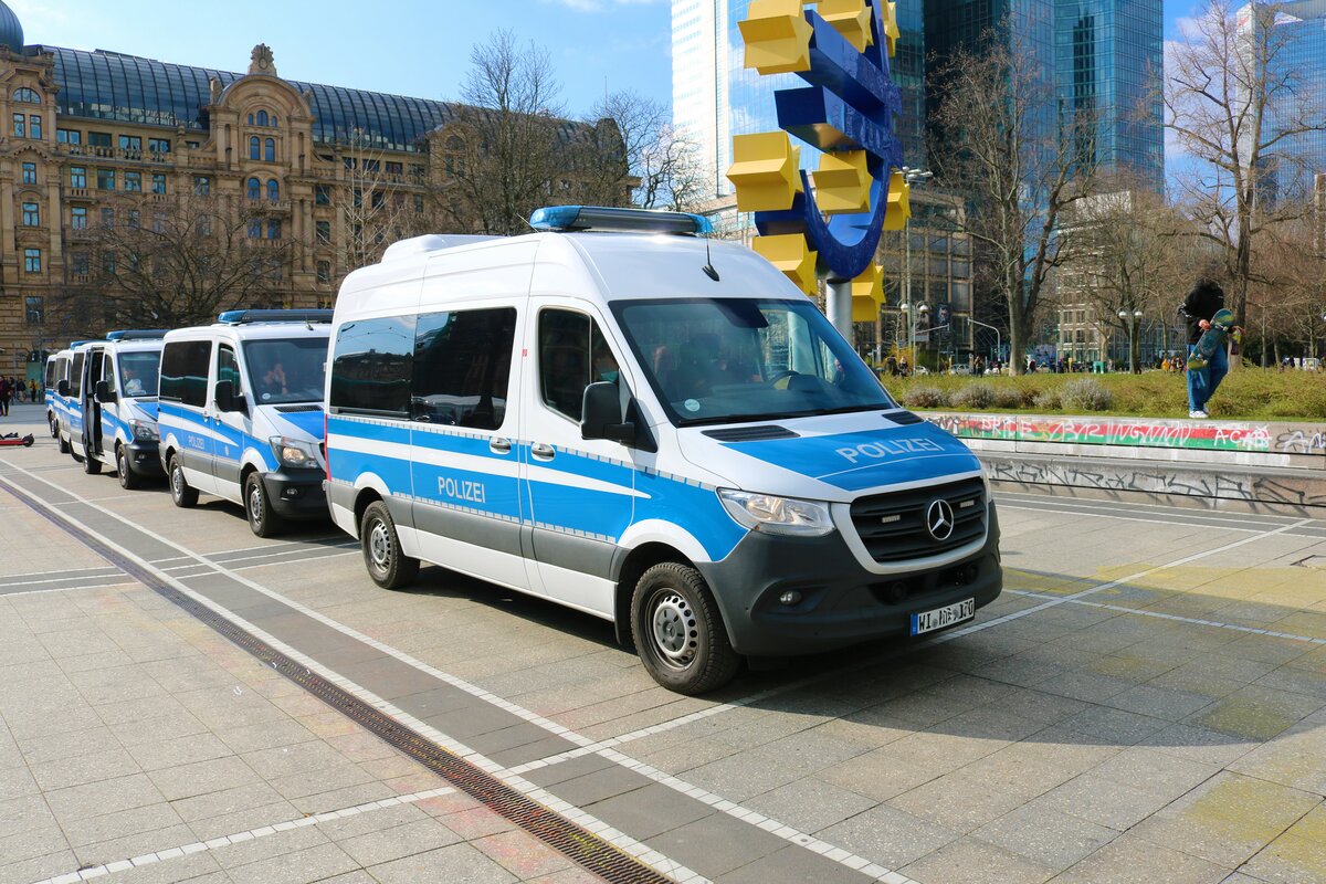 Polizei Hessen Mercedes Benz Sprinter am 05.03.22 in Frankfurt am Main