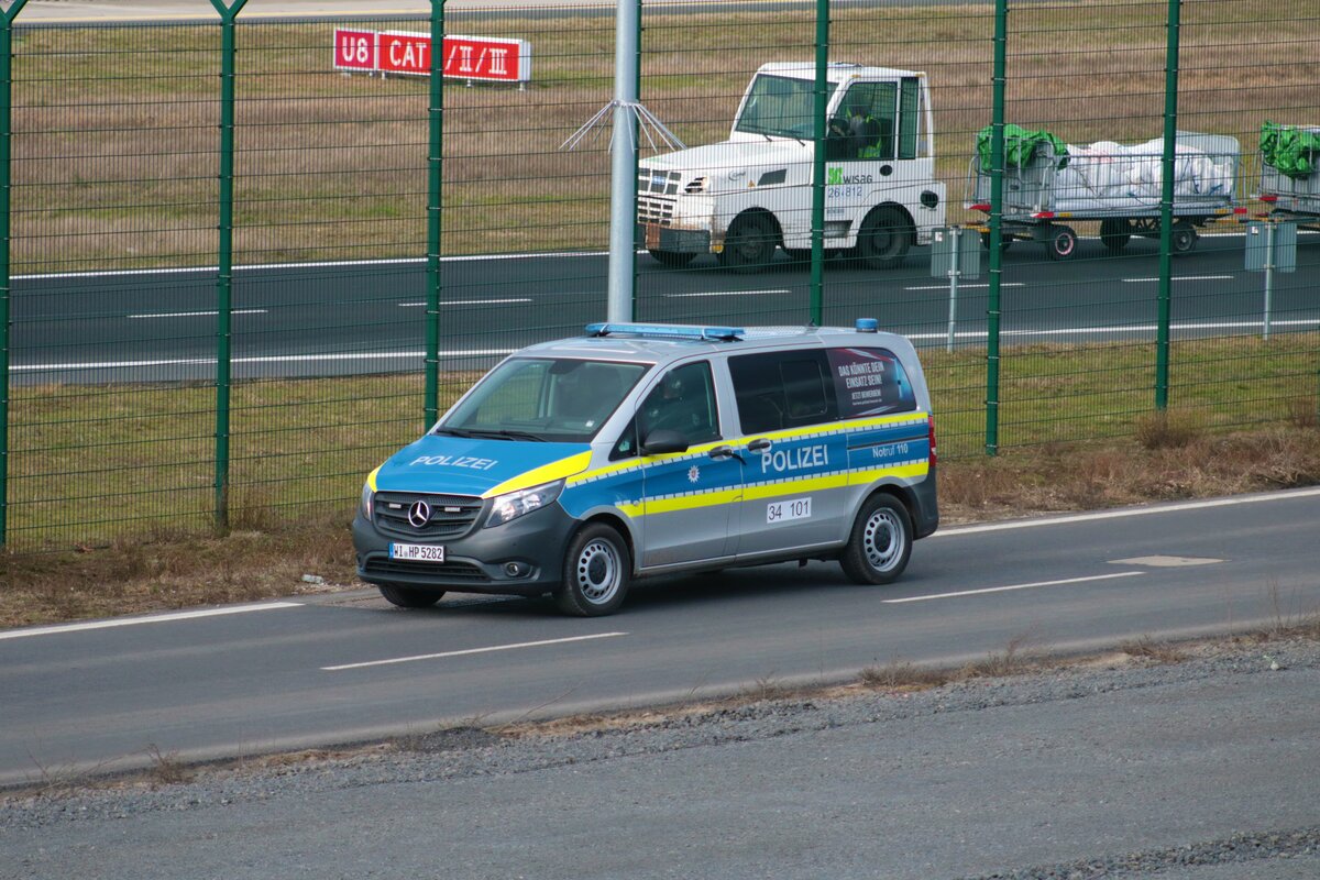 Polizei Hessen Mercedes Benz Vito Streifenwagen am 05.02.22 am Flughafen Frankfurt von einen Fotopunkt aus fotografiert