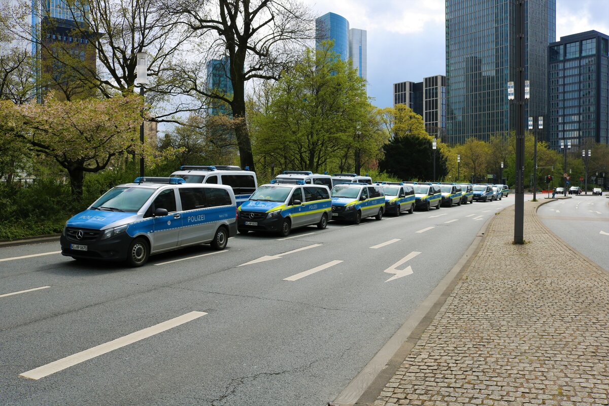 Polizei Hessen Mercedes Benz Vito Kolonne am 10.04.22 in Frankfurt am Main 