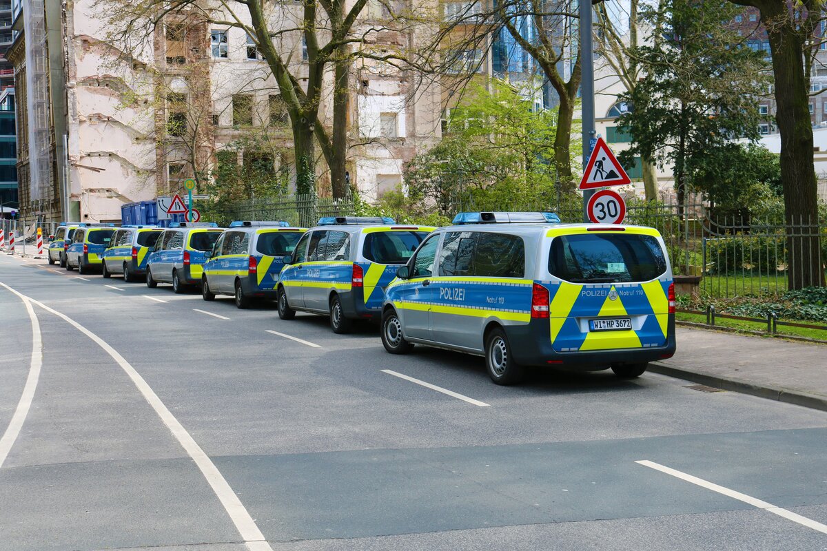 Polizei Hessen Mercedes Benz Vito Kolonne am 10.04.22 in Frankfurt am Main
