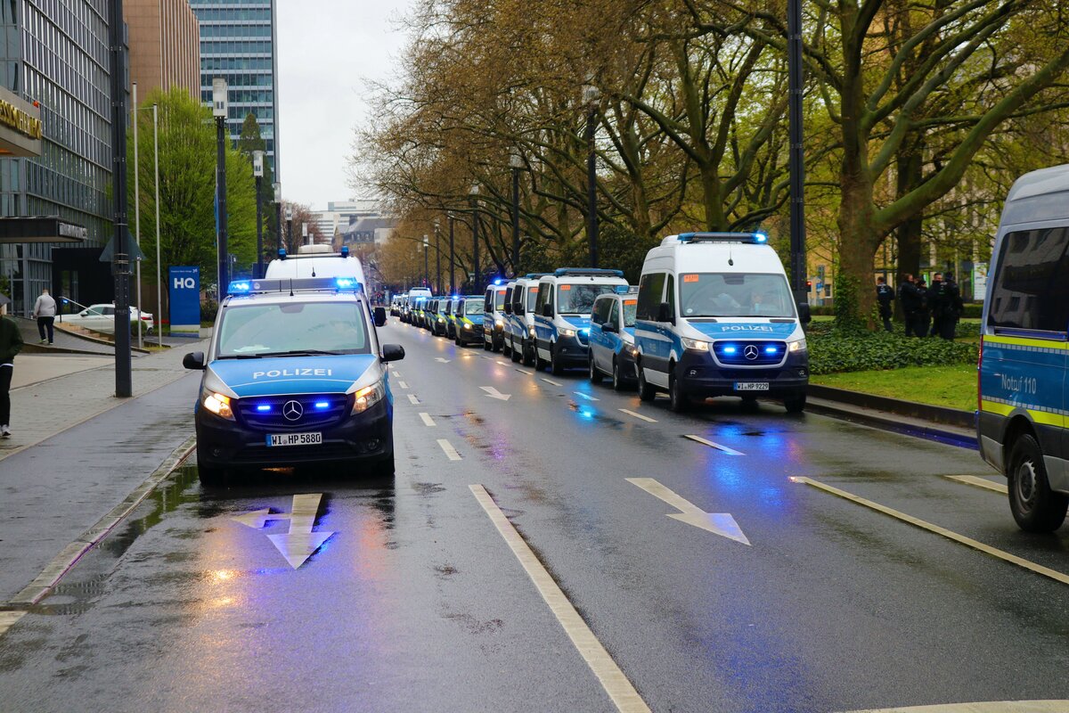 Polizei Hessen Mercedes Benz Vito und Sprinter am 15.04.23 bei einer Demonstration in Frankfurt am Main 