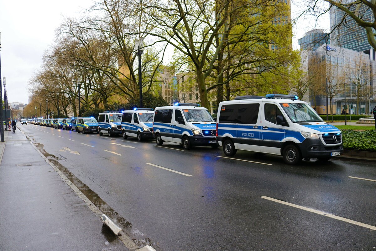 Polizei Hessen Mercedes Benz Vito und Sprinter am 15.04.23 bei einer Demonstration in Frankfurt am Main