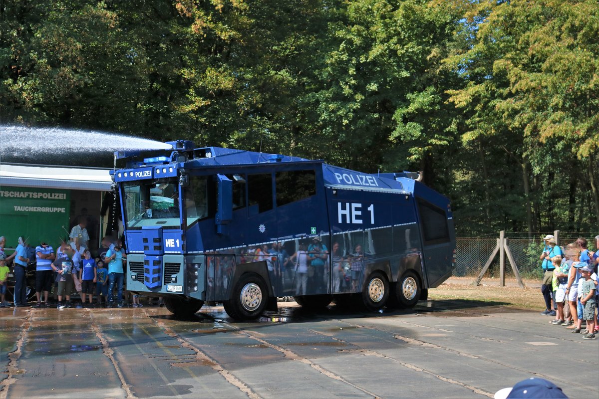 Polizei Hessen Mercedes Benz/Rosenbauer WaWe 10.000 (Wasserwerfer mit 10.000 Liter Wasser an Board) am 18.08.18 beim Polizeitag in Hanau bei einer Vorführung. Das Video dazu ist auf meinen Youtube Kanal