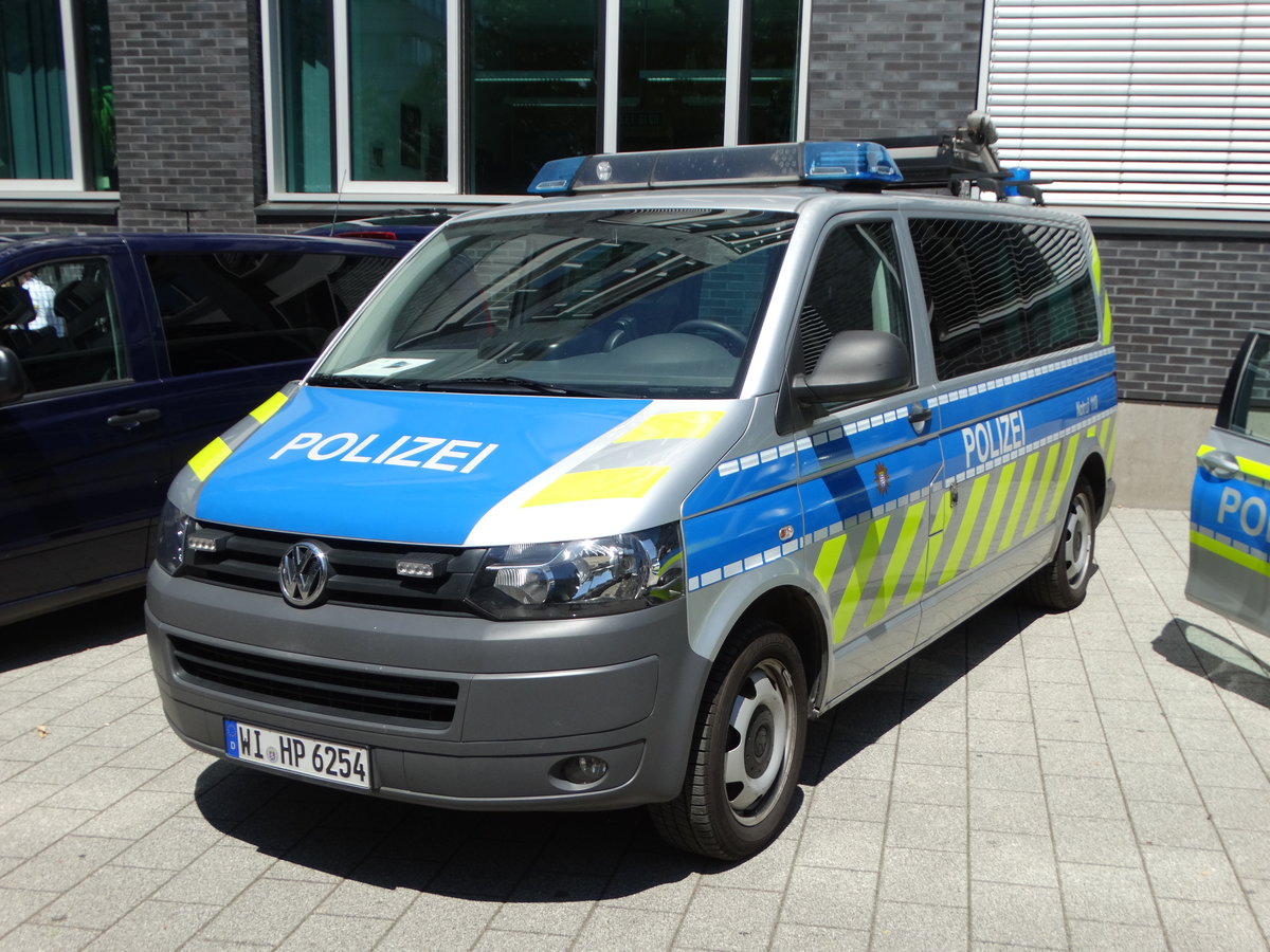 Polizei Hessen VW T5 am 24.06.17 beim Tag der Offenen Tür des Polizeipräsidium Frankfurt zur 150 Jahr Feier