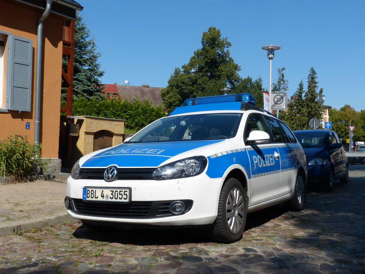 Polizeifahrzeug vom Typ Golf VI , amtliches Kennzeichen BBL 4-3055, am 17.8.2013 in Strausberg.