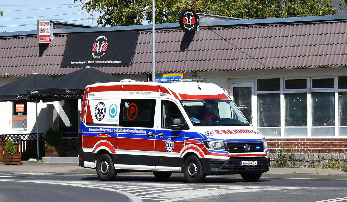 Polnisches VW Crafter Ambulanz (RTW) Fahrzeug in Kostrzyn nad Odrą, 05.09.23