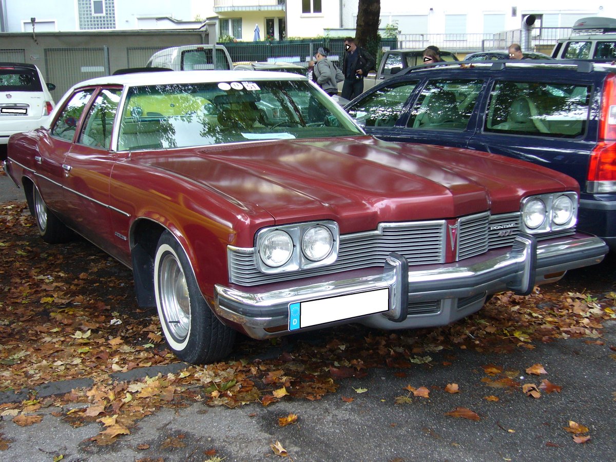Pontiac Catalina fourdoor Sedan des Modelljahres 1974. Der Wagen ist im Farbton fire coral bronce lackiert. Duke of Downtown am 09.09.2017 in Essen-Rüttenscheid.