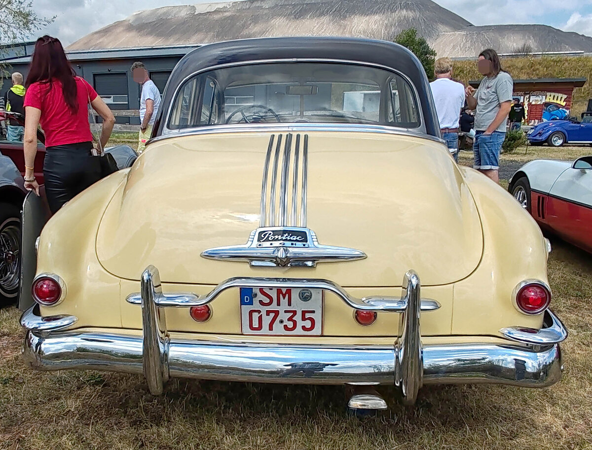=Pontiac Eight steht bei einer Oldtimerveranstaltung in Unterbreizbach, 07-2026 