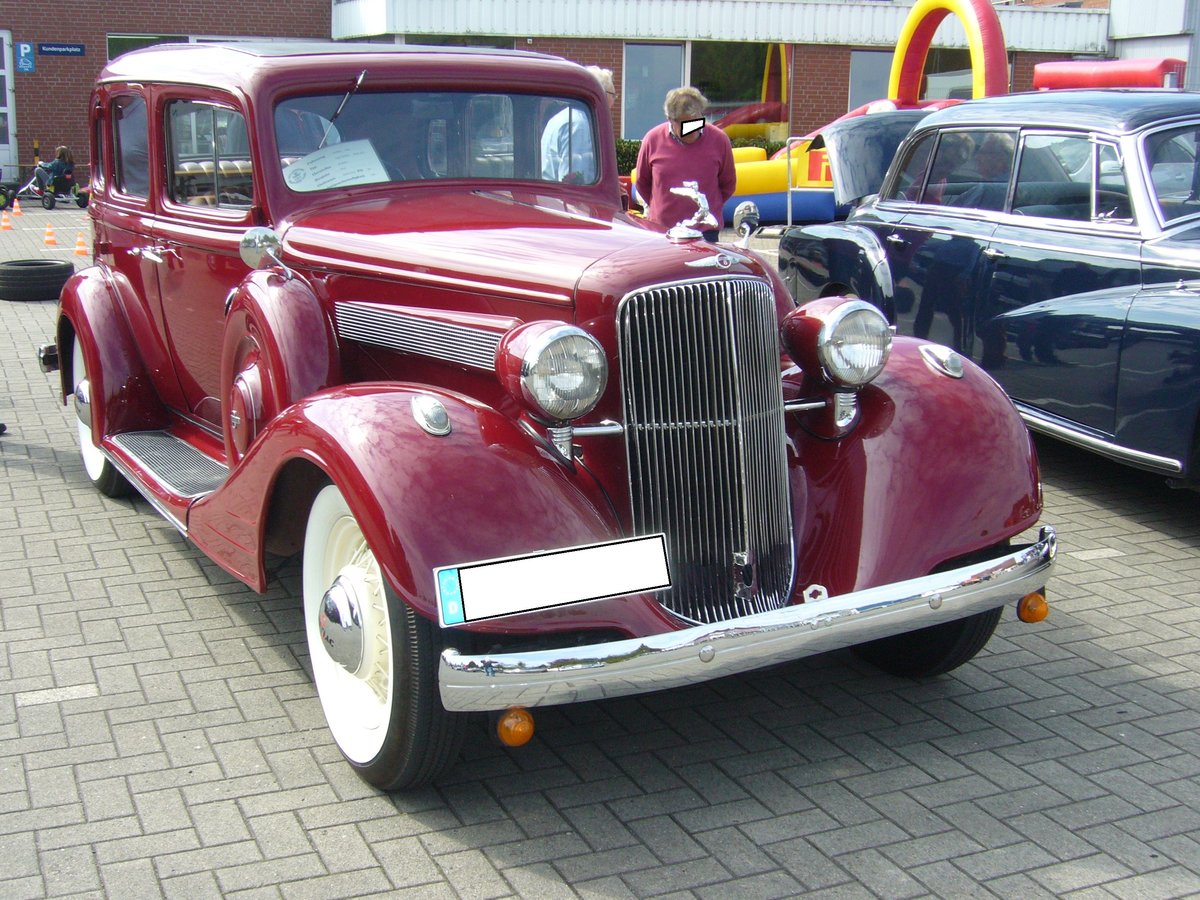 Pontiac Series 603-Eight fourdoor Sedan des Modelljahres 1934. Für einen solchen Fünfsitzer mußte man 1934 805 US$ auf die Theke des Pontiac Dealers legen. Motorisiert ist dieser Series 603 mit einem V8-motor, der aus 3660 cm³ Hubraum 84 PS leistet. Oldtimertreffen Glandorf am 14.04.2017.