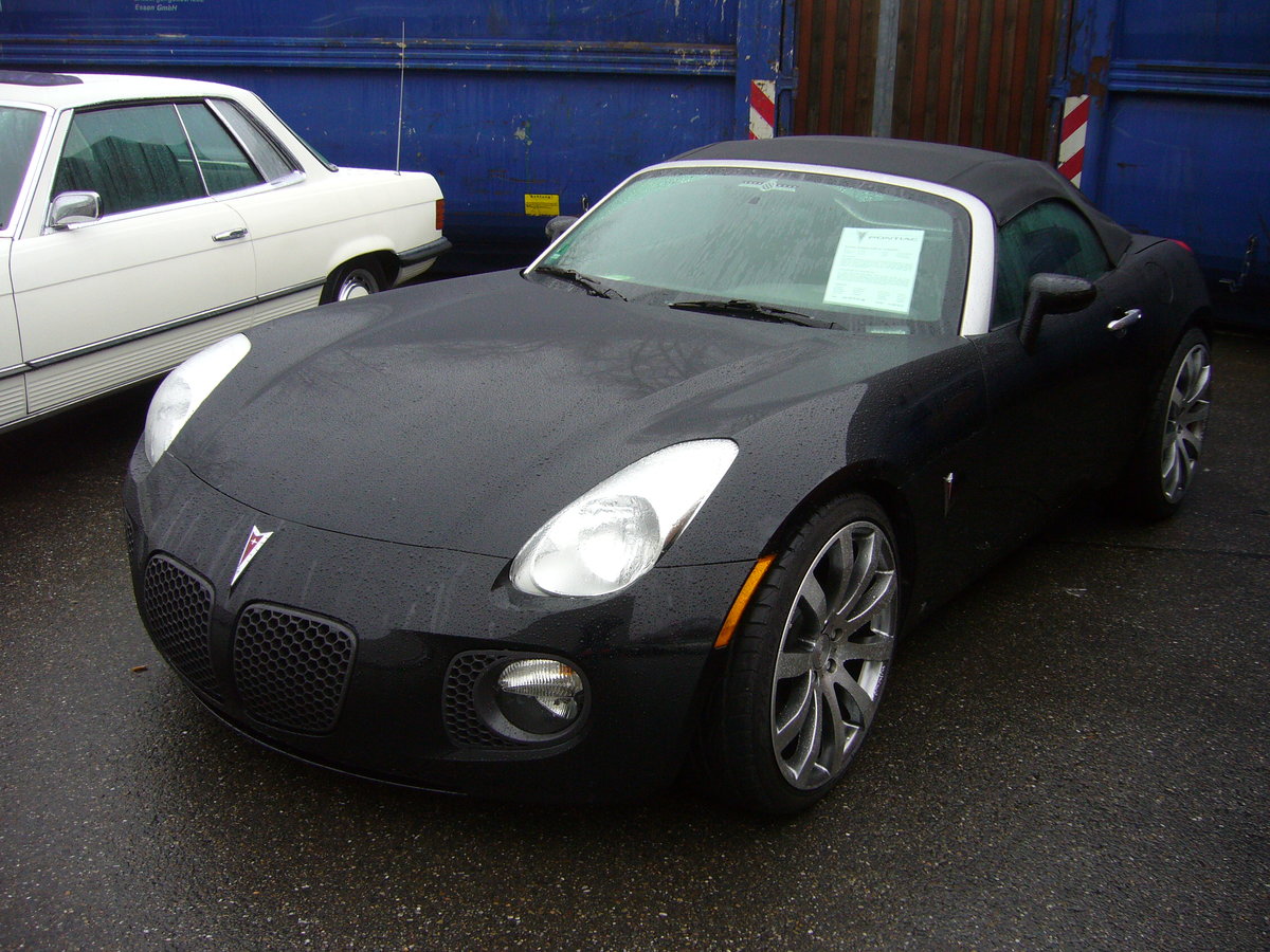 Pontiac Solstice Roadster GXP. 2005 - 2009. Der Solstice aus der GM-Division Pontiac war ein  Weltauto . Auf dem europäischen Markt wurde er als Opel GT, als Solstice und Saturn Sky auf dem nordamerikanischen Markt und als Daewoo G2X auf dem asiatischen Markt verkauft. Der abgelichtete Solstice mit einem 4-Zylinderreihenturbomotor ausgerüstet, der 264 PS aus 1998 cm³ Hubraum. Aussengeländer der Techno Classica Essen am 22.03.2018.