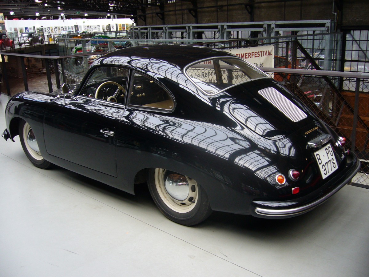 Porsche 356 1300 Coupe. 1951 - 1954. Die Karosserie dieses Modells wurde noch bei Reutter in Stuttgart produziert. Ein solches 1300 Coupe mit dem 1286 cm³ großen 4-Zylinderboxermotor und 44 PS kostete bei seiner Vorstellung im April 1951 DM 10.200,00. Classic Remise Düsseldorf am 02.11.2014.