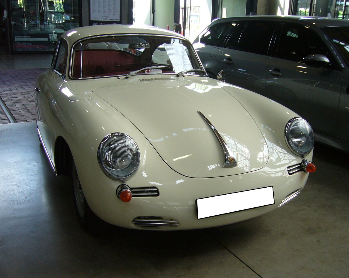 Porsche 356 1600C Coupe. Der 356 C war das letzte Modell der Ära Porsche 356. Von Juli 1963 bis April 1965 liefen 16.668 Modelle vom Typ 356 C vom Band. Das abgelichtete Coupe stammt aus dem letzten Modelljahr 1965. Der luftgekühlte Vierzylinderboxermotor hat einen Hubraum von 1582 cm³ und leistet im C 95 PS. Das Porsche-Werk gab die Höchstgeschwindigkeit damals mit 185 km/h und den Verbrauch mit 8,2 Litern Kraftstoff auf 100 Kilometern an. Der gezeigte Wagen hat allerdings durch etliche technische Verfeinerungen eine Leistung von 150 PS. Classic Remise Düsseldorf am 12.07.2023. 