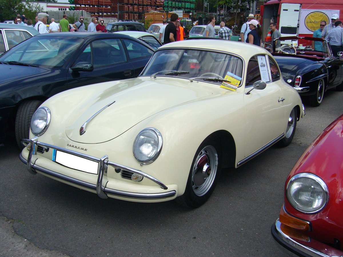 Porsche 356 A 1600 Super Coupe. 1955 - 1959. Der abgelichtete 356 wurde im Juni 1959 nach New York ausgeliefert. Von diesem Typ in der Coupeversion verkauften die Zuffenhausener 2743 Autos. In Deutschland kostete ein solches Modell 1955 DM 13800,00. Dafür bekam man ein sportlich, schnelles Auto, das aus seinem 4-Zylinderboxermotor aus 1582 cm³ Hubraum 75 PS leistet. Diese Motorleistung war gut für eine Höchstgeschwindigkeit von 175 km/h. 9. Oldtimer- und Youngtimertreffen am 18.06.2017 an der  Alten Dreherei  in Mülheim an der Ruhr.