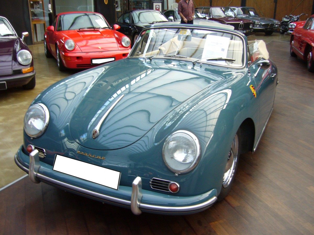 Porsche 356 A 1600 Super Cabriolet. 1955 - 1959. Diese aquamarinblaue Schönheit wurde im Mai 1958 nach Wels in Österreich erst ausgeliefert. Der 4-Zylinderboxermotor leistet 60 PS aus 1582 cm³ Hubraum. Gemäß Preisliste kostete ein solches Cabriolet DM 15.000,00. Classic Remise Düsseldorf am 02.11.2014.
