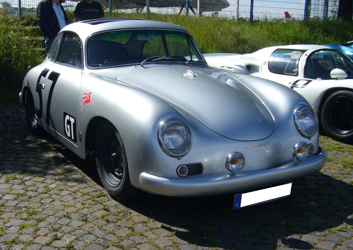 Porsche 356 A 1600 T1 Coupe des Modelljahres 1958. Der im Heck verbaute, gebläsegekühlte  Vierzylinderboxermotor hat einen Hubraum von 1582 cm³ und leistet in diesem Modell 99 PS. Oldtimertreffen Flughafen Essen/Mülheim am 06.06.2022.
