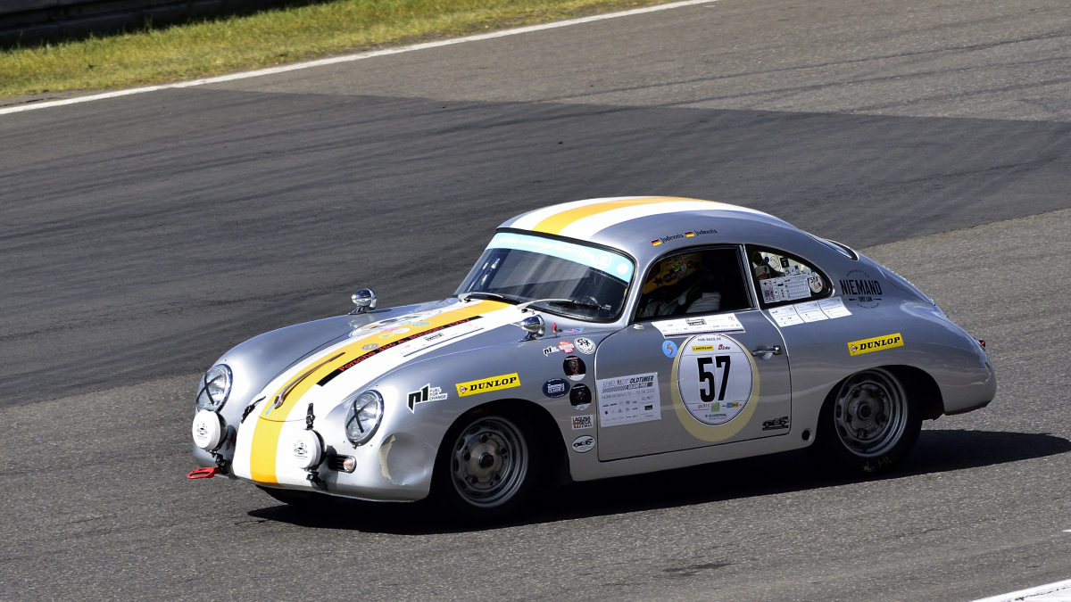 Porsche 356 A (1957), Historic Championship`65, gefahren werden Sprintrennen mit einer Renndauer von 2 x 30 Minuten bis 2 x 40 Minuten (je Veranstaltung).
Zugelassen sind Fahrzeuge der Kategorie GT, Tourenwagen und zweisitzige Rennsportwagen der Baujahre 1947 bis 1965 nach dem Reglement der FIA Anhang „K“.
Aufnahmen vom: N�rburgring Classic am 13.06.2026, aus den Zuschauer Bereichen.