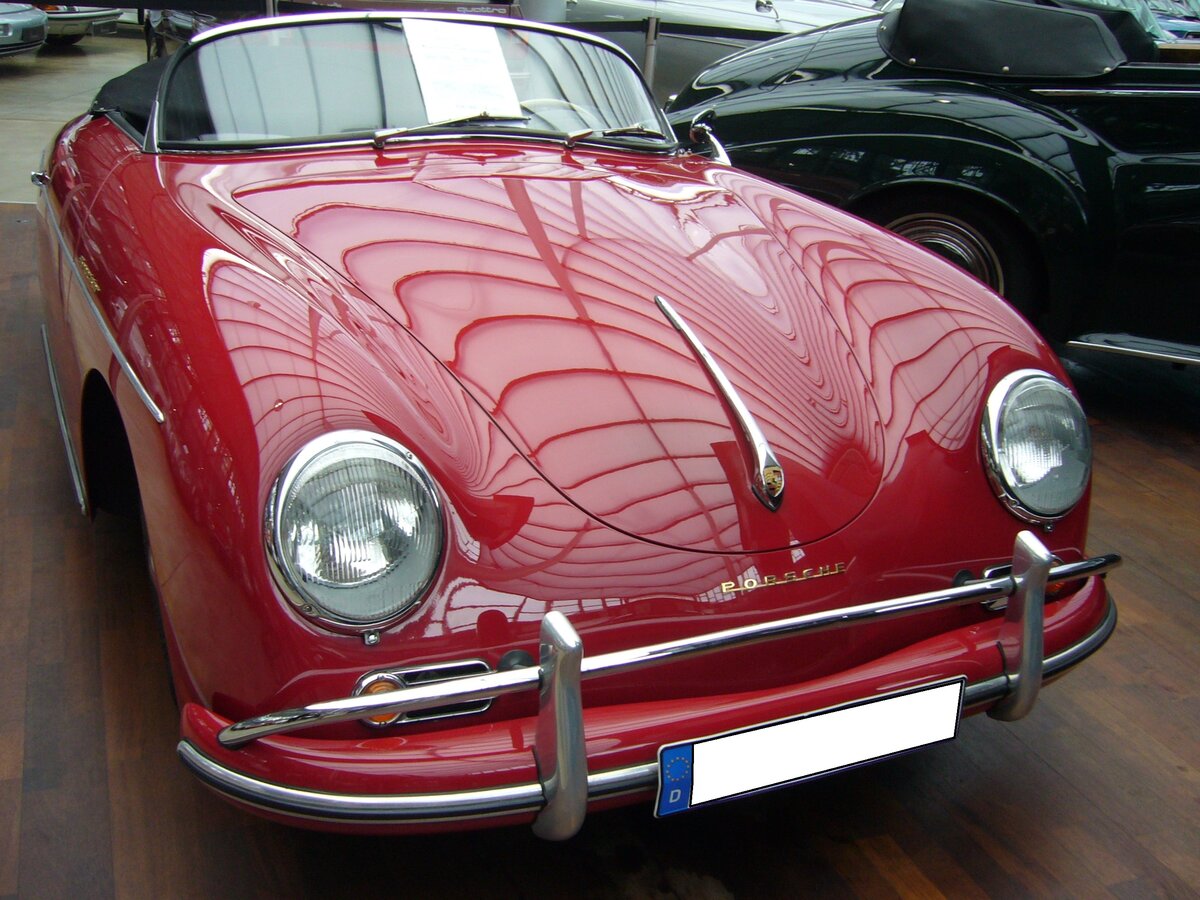 Porsche 356 A T2 1600 Speedster aus dem Jahr 1958.
Innerhalb der 356´er Reihe bot Porsche vier verschiedene Karosserieformen an, nämlich Coupe, Cabriolet, Hardtop-Coupe und den Speedster. Der Speedster war speziell für den amerikanischen bestimmt und sogar auf Wunsch des amerikanischen Porsche-Importeurs entwickelt worden. Er wollte ein Konkurrenzfahrzeug gegen die spartanisch ausgestatteten, billigeren Sportwagen aus England. Das Ergebnis war der auf kompromisslose, reinrassige Sportlichkeit ausgelegte Speedster, der 1954 auf den Markt kam und bis 1958 gebaut wurde. Der im Heck verbaute, gebläsegekühlte Vierzylinderboxermotor hat einen Hubraum von 1500 cm³ und leistet bis zu 110 PS. Die Höchstgeschwindigkeit soll bis zu 200 km/h betragen haben. Classic Remise Düsseldorf am 13.07.2021.