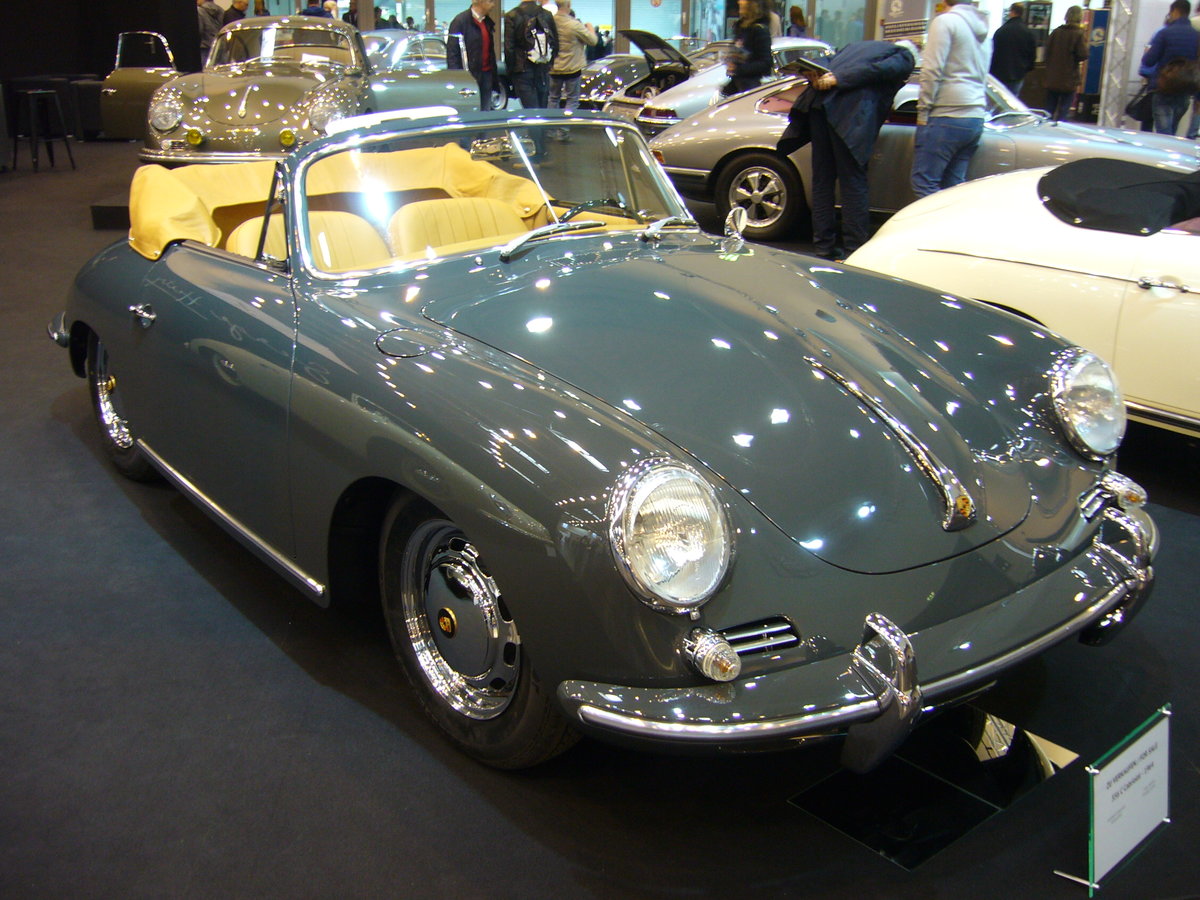 Porsche 356 C Cabriolet 1600C. Der 356 C war das letzte Modell der Ära Porsche 356. Von Juli 1963 bis April 1965 liefen 16.668 356 C Modelle vom Band. Das abgelichtete Cabriolet stammt aus dem Modelljahr 1964. Der luftgekühlte Vierzylinderboxermotor hat einen Hubraum von 1582 cm³ und leistet 75 PS. Das Porsche-Werk gab die Höchstgeschwindigkeit damals mit 175 km/h und den Verbrauch mit 8,2 Litern Kraftstoff auf 100 Kilometern an. Techno Classica Essen am 14.04.2019.