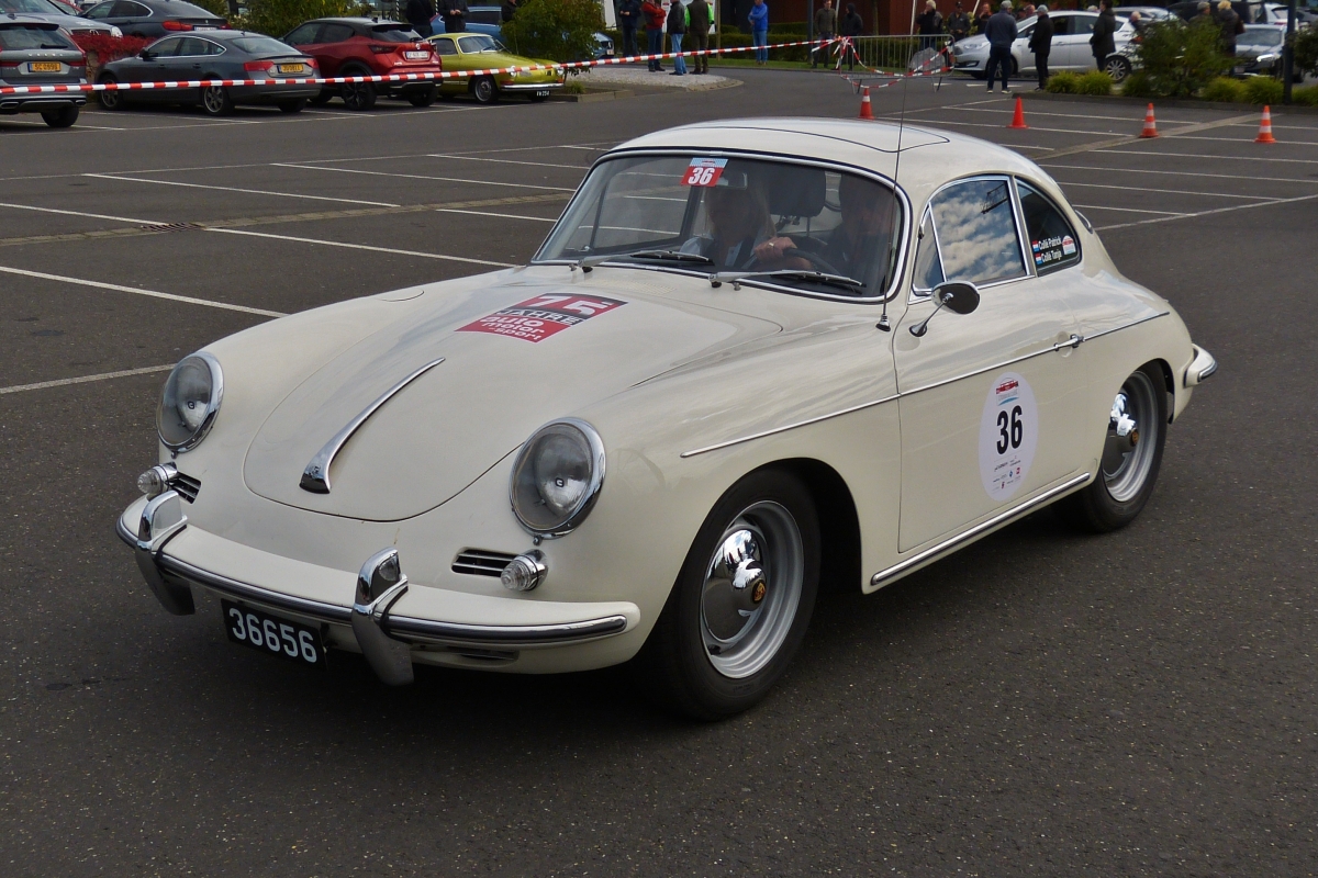 Porsche 356 Super 90, BJ 1962, 1,6 Ltr, 4 Zyl. Boxer mit 90PS, aufgenommen während er den Parkplatz zu seinem Stellplatz überquert. 01.10.2021