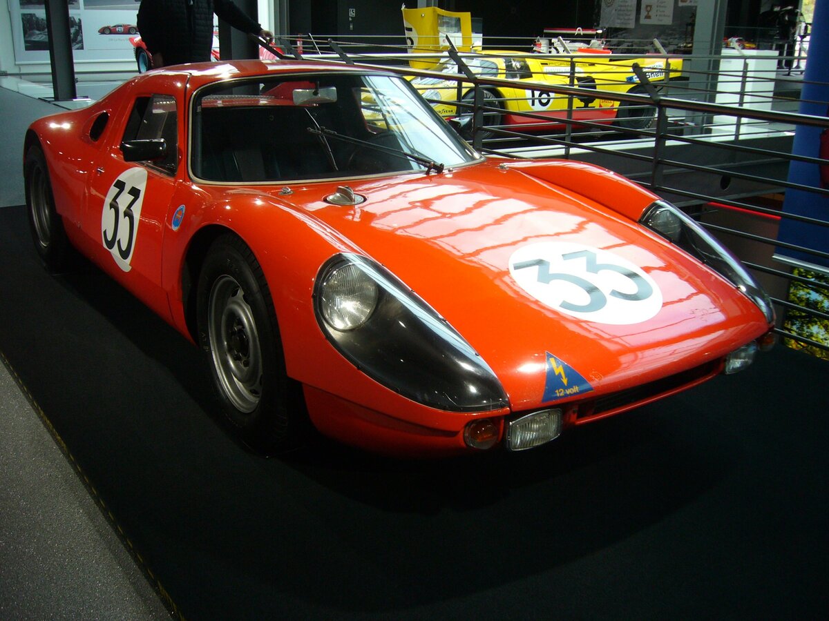Porsche 904 GTS von 1964. Dieser unrestaurierte 904 Carrera GTS erreichte beim 24 Stunden Rennen von LeMans im Jahr 1964 mit dem niederländischen Team Ben Pon (derjenige, der die Idee zum VW Transporter/Bulli hatte) und Henk an Zalinge Platz 8 im Gesamtklassement. Der im Heck verbaute Vierzylinderboxermotor hat einen Hubraum von 1966 cm³ und leistet 180 PS. Im Rennen wurde eine Höchstgeschwindigkeit von 263 km/h gemessen. Nationales Automuseum/Loh Collection am 08.11.2023.