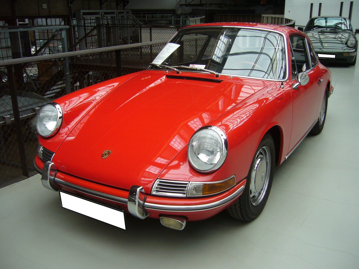 Porsche 911 aus dem Jahr 1966 im Farbton signalrot. Dieser frühe Porsche 911 wurde im April des Jahres 1966 in Bremen zugelassen. Der im Heck verbaute, gebläsegekühlte, Sechszylinderboxermotor hat einen Hubraum von 1991 cm³ und leistet 130 PS. Classic Remise Düsseldorf am 26.05.2022.
