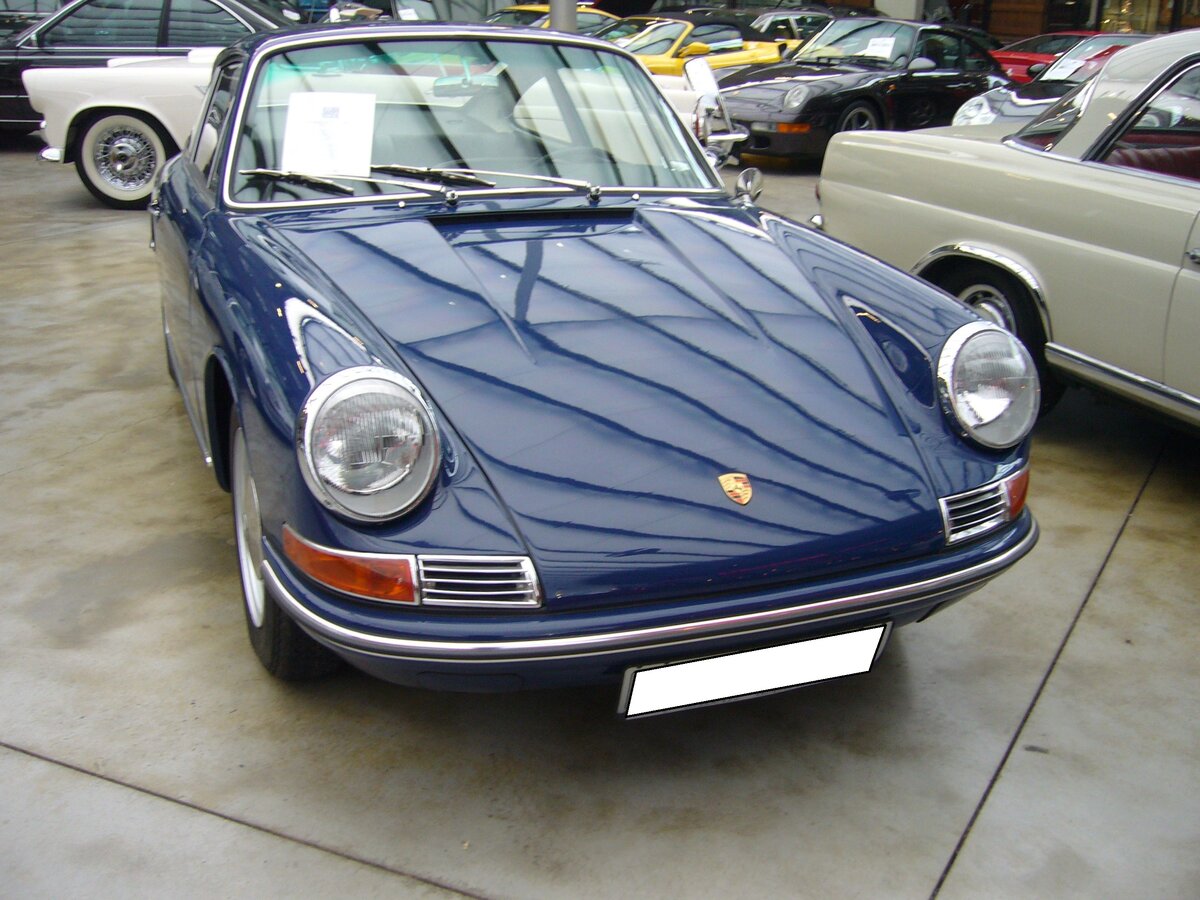 Porsche 911 aus dem Jahr 1966. Dieser frühe Porsche 911 wurde im August des Jahres 1966 zugelassen. Der im Heck verbaute, gebläsegekühlte, Sechszylinderboxermotor hat einen Hubraum von 1991 cm³ und leistet 130 PS. Classic Remise Düsseldorf am 25.01.2023.