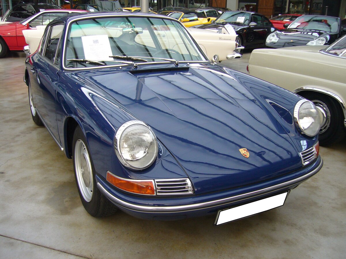 Porsche 911 aus dem Jahr 1966. Dieser frühe Porsche 911 wurde im August des Jahres 1966 zugelassen. Der im Heck verbaute, gebläsegekühlte, Sechszylinderboxermotor hat einen Hubraum von 1991 cm³ und leistet 130 PS. Classic Remise Düsseldorf am 22.02.2023.