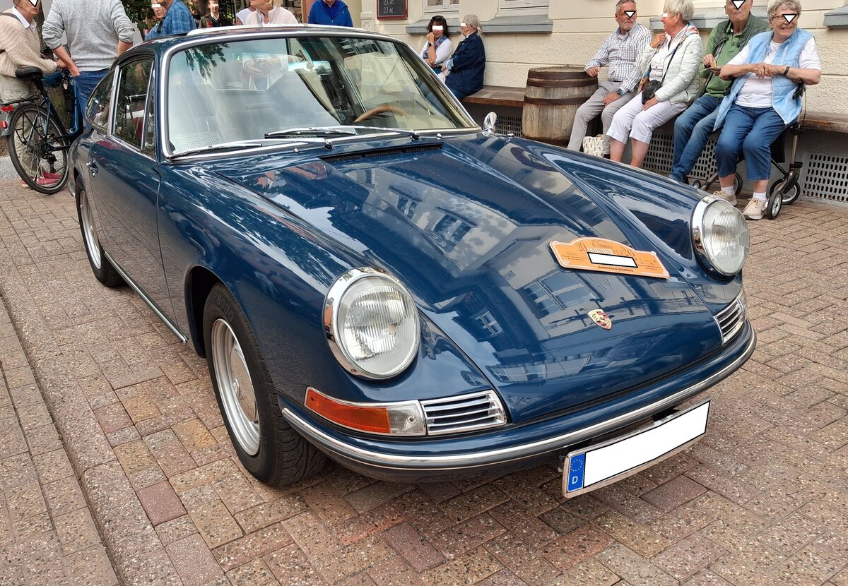 Porsche 911 aus dem Jahr 1966. Dieser fr�he Porsche 911 im Farbton agablau, wurde im August des Jahres 1966 erstmalig zugelassen. Der im Heck verbaute, Gebl�se-gek�hlte, Sechszylinderboxermotor hat einen Hubraum von 1991 cm� und leistet 130 PS. Saarner Oldtimer-Cup am 30.08.2026 in M�lheim an der Ruhr/Saarn.