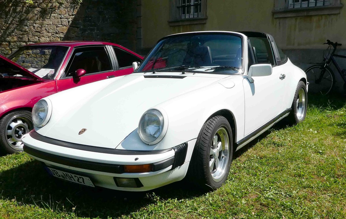 =Porsche 911, Bj. 1986, 3.2 l, 207 PS, ausgestellt bei Blech & Barock im Juli 2018 auf dem Gelände von Schloß Fasanerie bei Eichenzell