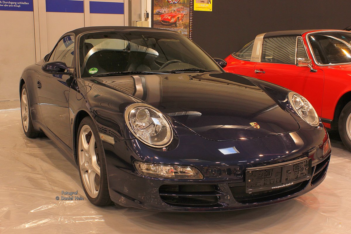 Porsche 911 in Dunkelblau auf der Essen Motor Show 2015.