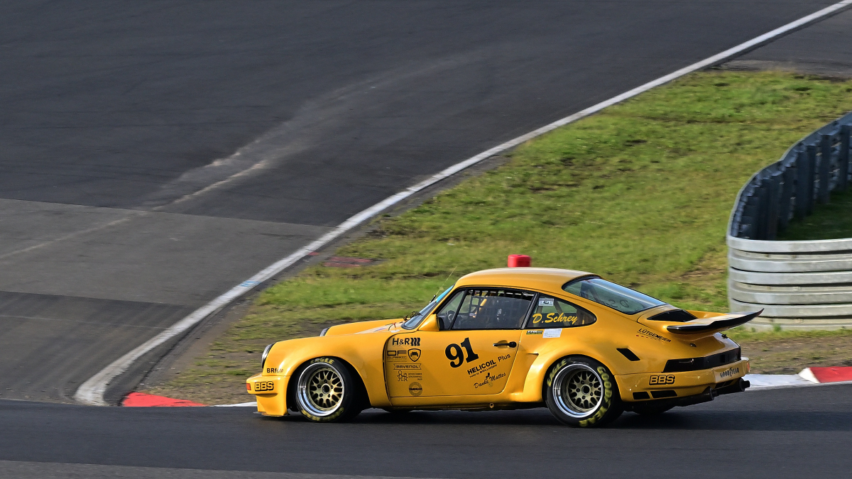  Porsche 911 RSR, Historic Championship’ 81 (vormals HEC/HTGT) ist die �lteste, historische Rennserie in Deutschland. Zugelassen sind Touren- und GT-Fahrzeuge bis Baujahr 1981 und Rennsportfahrzeuge bis Baujahr 1971.
Aufnahmen vom: N�rburgring Classic am 13.06.2026, aus den Zuschauer Bereichen.