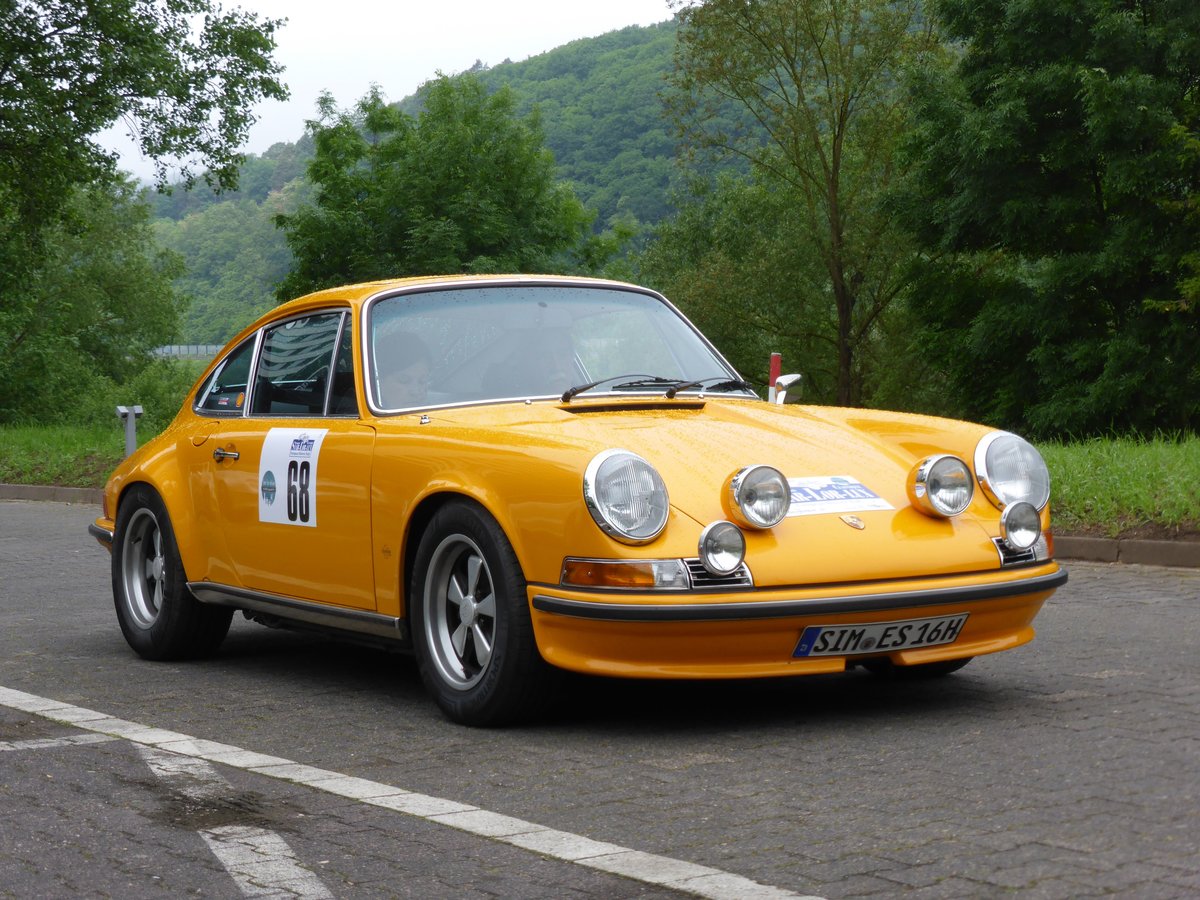 Porsche 911 S (Baujahr 1972) bei der Internationalen Saar-Lor-Lux Classique. Start zum zweiten Tag am 28.05.2016 in Trier.