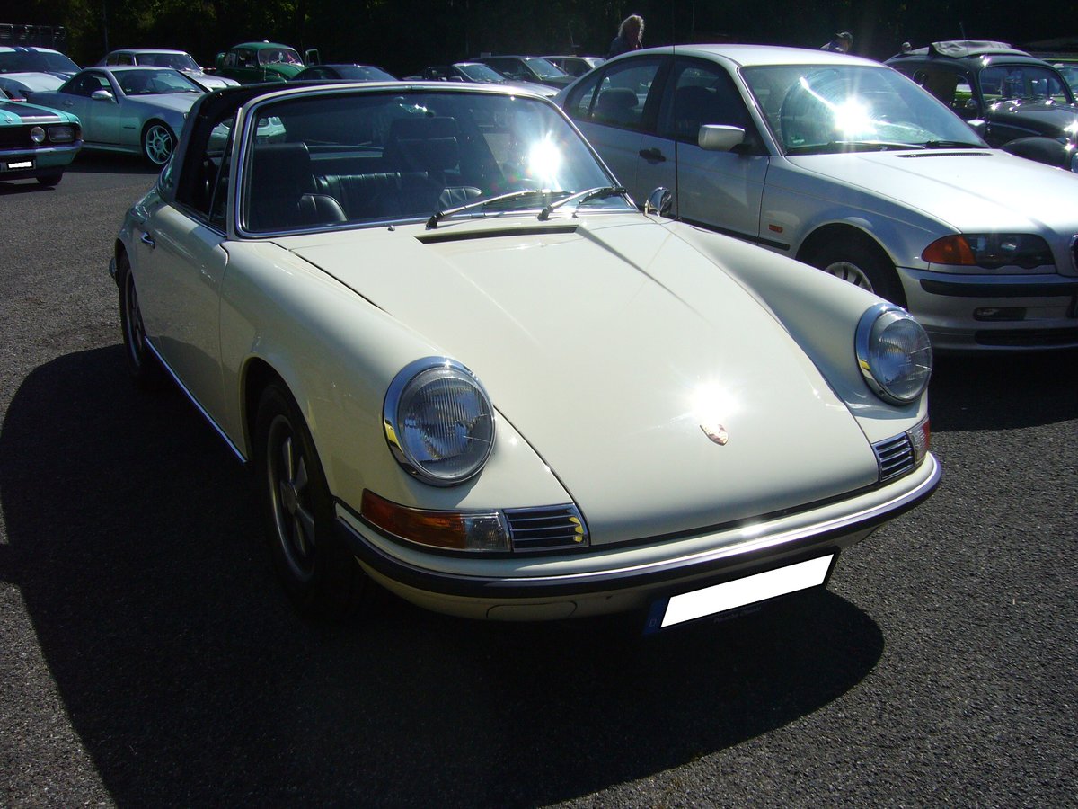 Porsche 911 T Targa der sogenannten E-Serie, wie er von 1971 bis 1973 in Zuffenhausen vom Band lief. Ein solcher Targa war im Jahr 1971 ab einem Kaufpreis von DM 25.200,00 zu haben. Der im Heck verbaute, gebläsegekühlte, Sechszylinderboxermotor hat einen Hubraum von 2341 cm³ und leistet 130 PS. Die Höchstgeschwindigkeit wurde mit 205 km/h angegeben. Oldtimertreffen an Mo´s Bikertreff in Krefeld am 17.05.2020, natürlich unter Einhaltung sämtlicher, momentaner, Vorschriften.