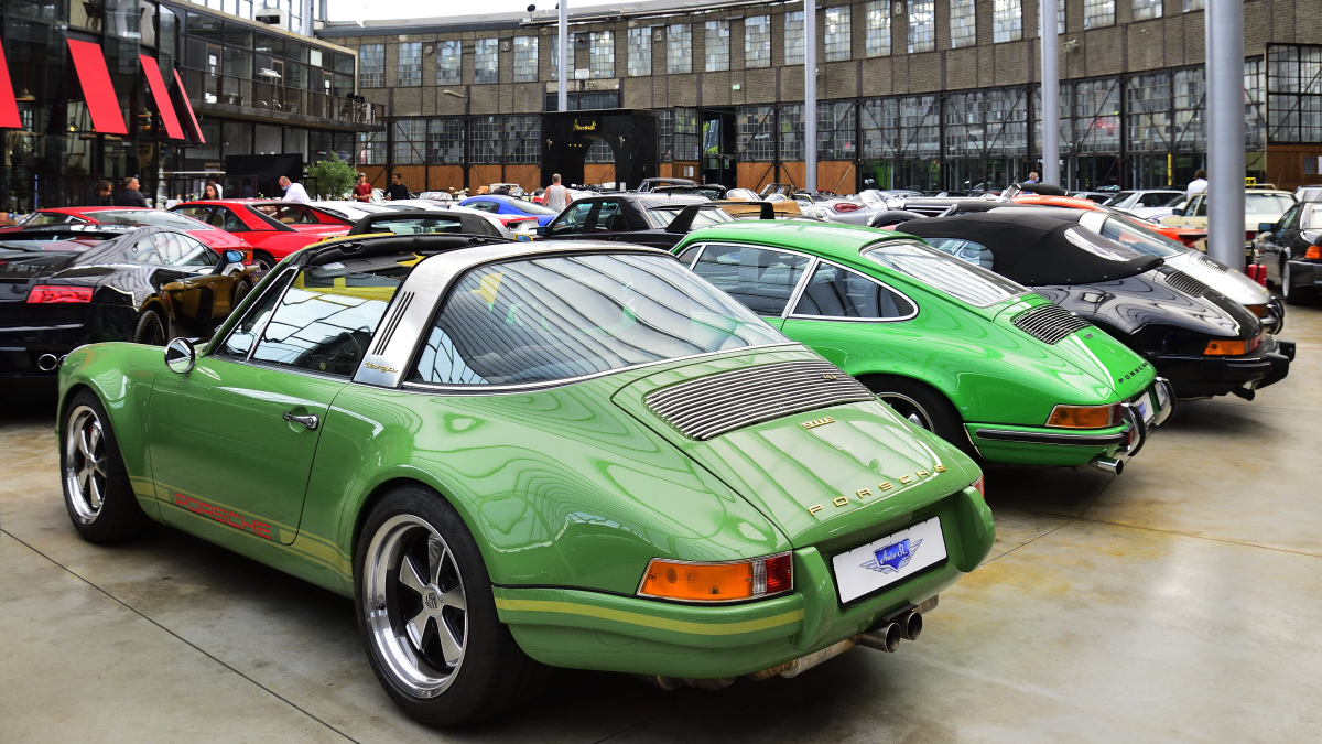 Porsche 911 Targa und andere, wartet auf weiterfahrt in der Remise Düsseldorf, am 6.8.21 gesehen. 