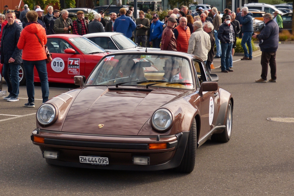 Porsche 911 Turbo, BJ 1977, 3,0 Ltr, 6 Zyl. Boxer, 260 PS kommt auf dem Parkplatz zum Pause machen an. 01.10.2021
