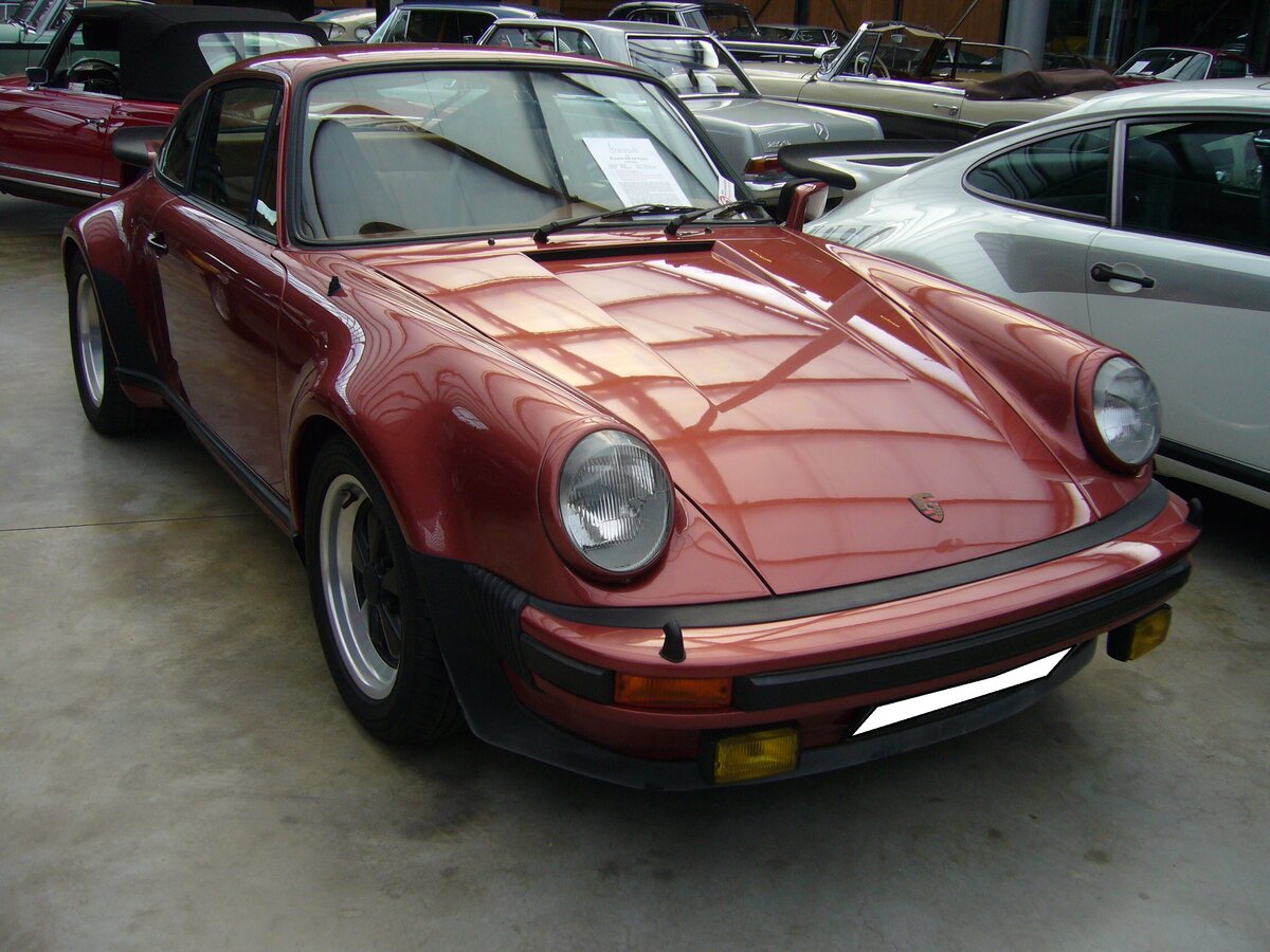 Porsche 911 (Typ 930), der Ur-Turbo aus dem Jahr 1976. Dieser, im Farbton 436 siena metallic lackierte, 930´er wurde im Jahr 1976 in Toulouse/Frankreich erstmalig zugelassen. Er gehörte zu einer Serie von 400 Homologationsmodellen für die Rennserie 4. Der im Heck verbaute Sechszylinderboxermotor mit Turboaufladung hat einen Hubraum von 2956 cm³ und leistet 260 PS. Classic Remise Düsseldorf am 26.05.2022.