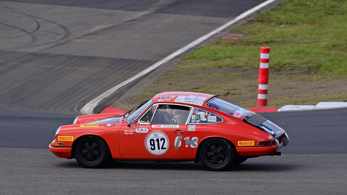 Porsche 912, Historic Championship`65, gefahren werden Sprintrennen mit einer Renndauer von 2 x 30 Minuten bis 2 x 40 Minuten (je Veranstaltung).
Zugelassen sind Fahrzeuge der Kategorie GT, Tourenwagen und zweisitzige Rennsportwagen der Baujahre 1947 bis 1965 nach dem Reglement der FIA Anhang „K“.
Aufnahmen vom: N�rburgring Classic am 13.06.2026, aus den Zuschauer Bereichen.