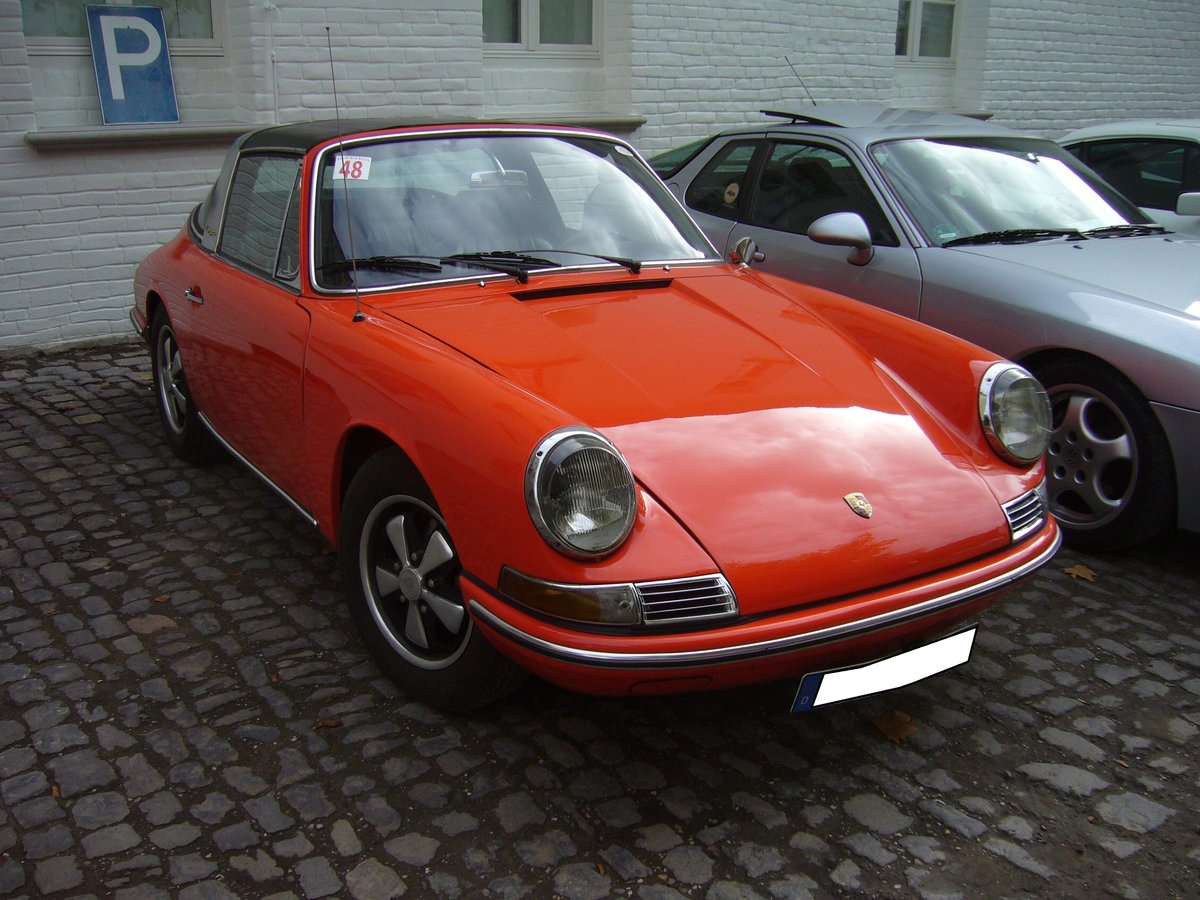 Porsche 912 Targa. 1967 - 1969. Porsche stellte 1965 die Produktion des Modells 356 ein. Um auch weniger finanzkräftigen Kunden weiterhin einen Porsche anbieten zu können, wurde der Vierzylinderboxermotor des 356C in die Karosserie des 911 verpflanzt. Hier leistet der Motor 90 PS aus 1582 cm³ Hubraum. Ab August 1967 war der 912 auch als Targa lieferbar. Bei seiner Markteinführung schlug ein solcher 912 Targa  mit einem Kaufpreis von DM 18.400,00 zu Buche, während man für den 911 schon DM 26.480,00 anlegen musste. OLdtimertreffen Schloss Lauersfort in Moers am 03.10.2018.