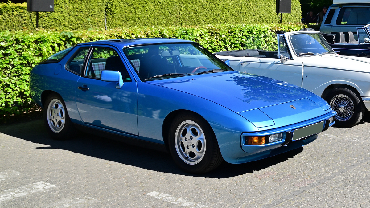 Porsche 924, am 1.5.2026 auf dem Show / Ausstellungsgel�nde des Fr�hlingserwachen der Oldtimerfreunde Grenzland, Loherhof Geilenkirchen.