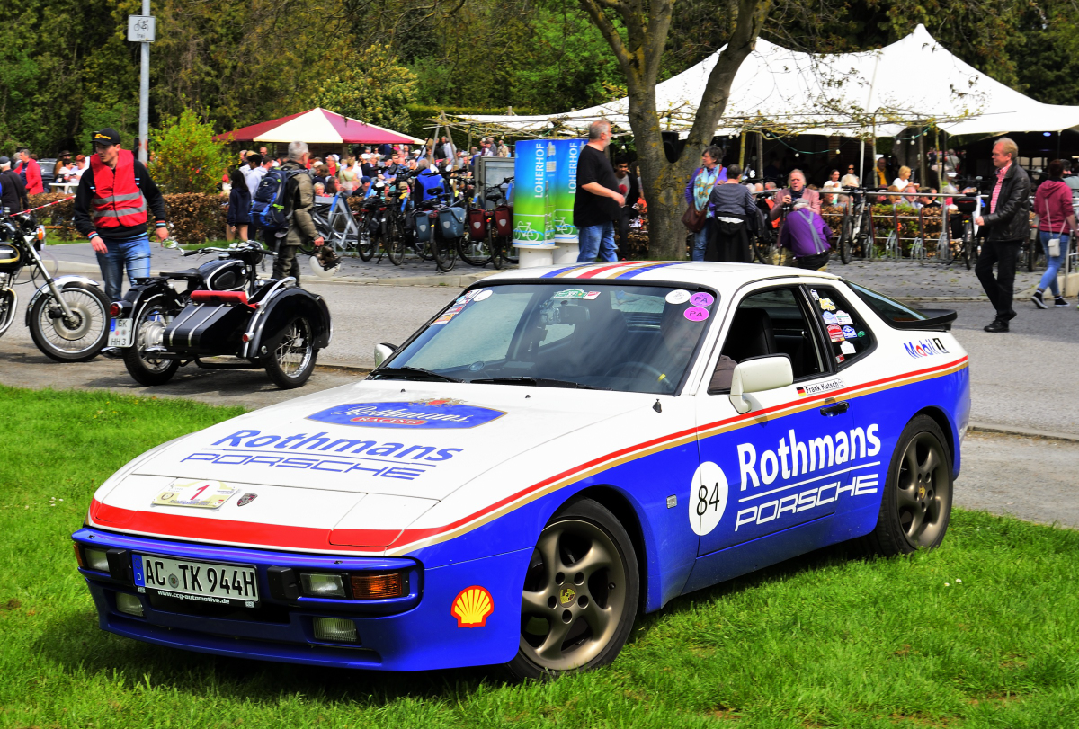 Porsche 924 im Rothmans Look, Frühlingserwachen der Interessengemeinschaft Oldtimer Grenzland. 1.5.2023 Geilenkirchen Loherhof