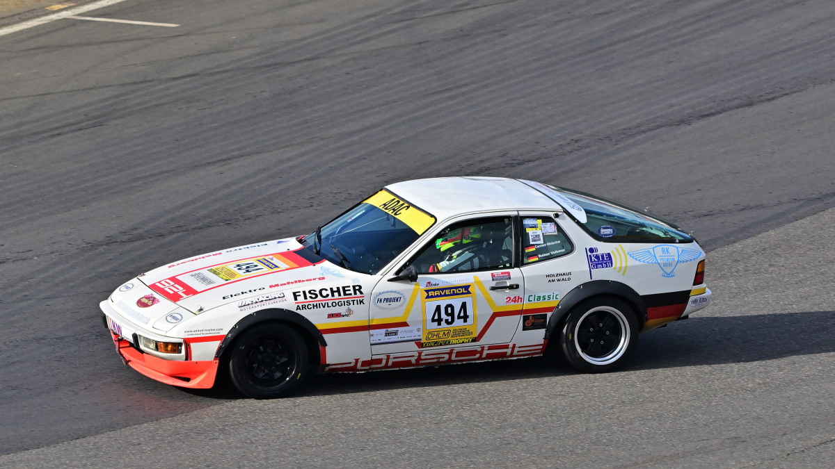 Porsche 924, Youngtimer Trophy - Grid 1, auch nach 30 Jahren ist die Faszination und  Leidenschaft f�r die Youngtimer Trophy sehr gro�. Gestartet wir normalerweise in 2 Grupp3n Rennen Grid 1 & Grid 2 .  Die Fans erleben hier eine einmalige Bandbreite des Motorsports der 70er und 80er Jahre.
https://www.youngtimertrophy.de/
Aufnahmen vom: N�rburgring Classic am 13.06.2026, aus den Zuschauer Bereichen.