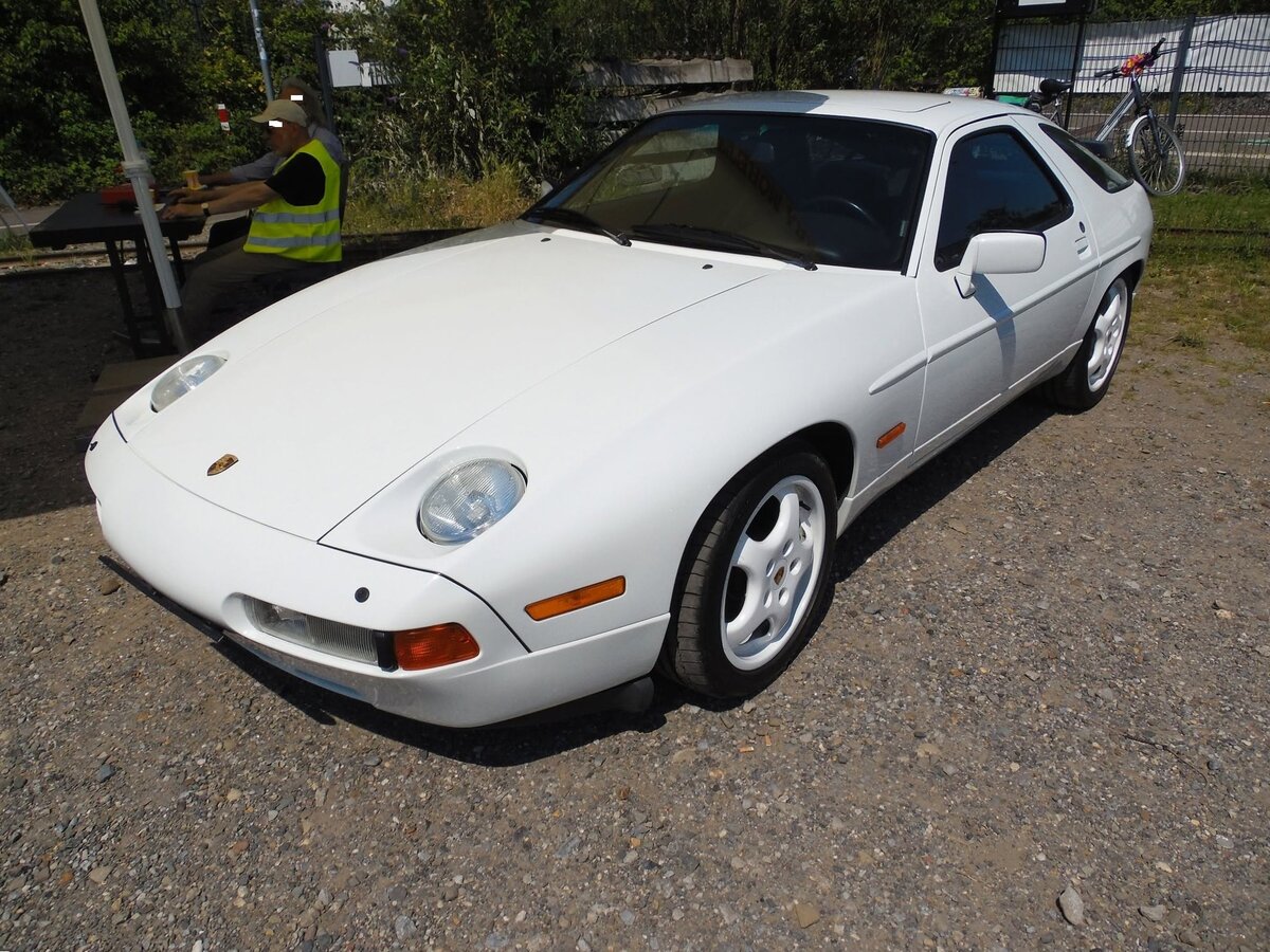 Porsche 928 GT im Farbton grandprix wei�, gebaut in den Jahren von 1989 bis 1991. Bereits Ende 1977 brachten die Zuffenhausener den 928´er, als angedachten Nachfolger f�r den Porsche 911, auf den Markt. 1987 wurde die Produktpalette um den komfortorientierten 928 S4 erweitert. Noch zwei Jahre sp�ter wurde der gezeigte 928 GT mit in die Modellpalette aufgenommen. Der 928 GT war grunds�tzlich nur mit Schaltgetriebe lieferbar. Der V8-Motor hat einen Hubraum von 4957 cm� und leistet 330 PS. Die H�chstgeschwindigkeit wurde damals mit 275 km/h angegeben. 18. Oldtimerfestival an der  Alten Dreherei  in M�lheim an der Ruhr am 20.06.2026.