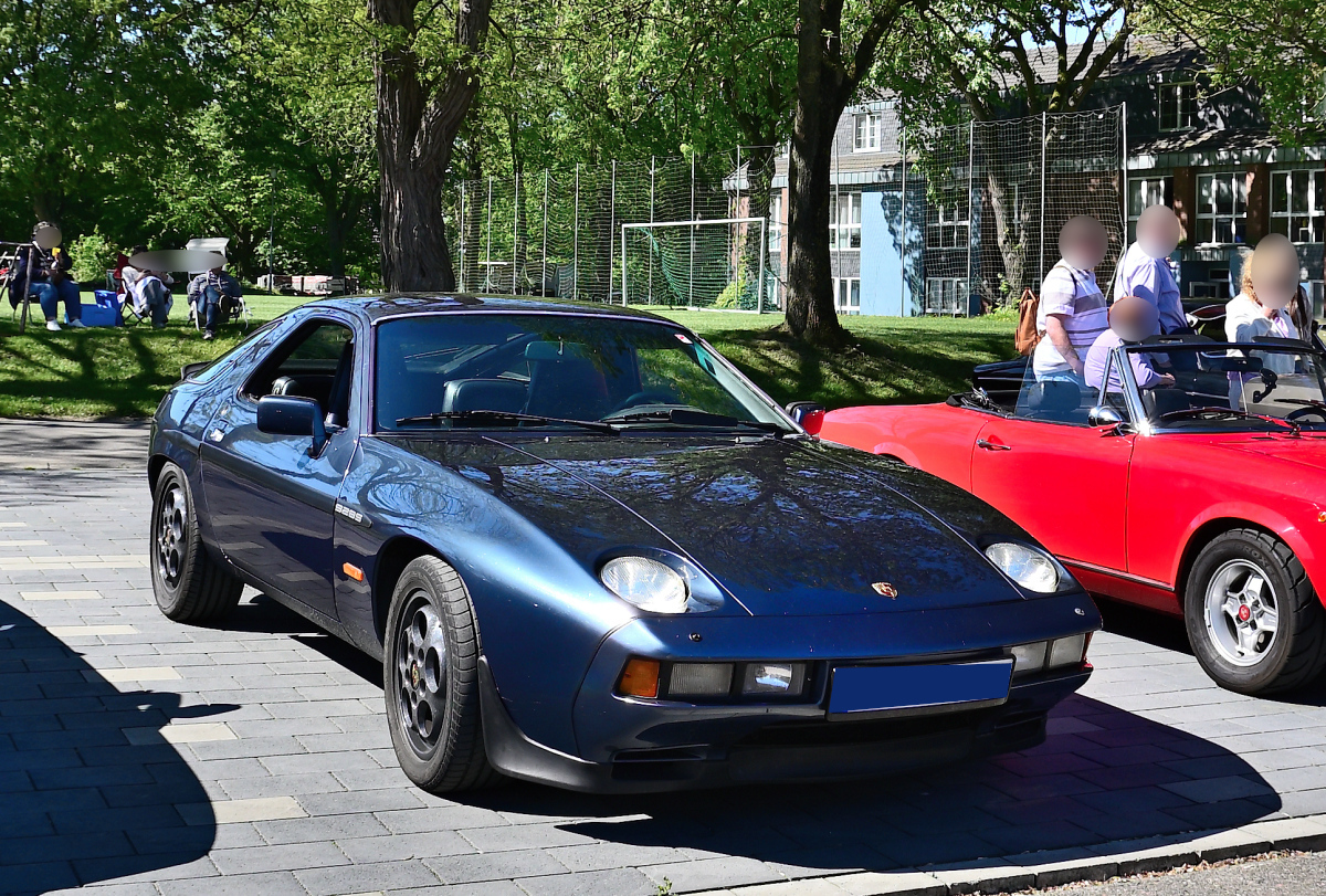 Porsche 928 S4, am 1.5.2026 auf dem Show / Parkplatz des Fr�hlingserwachen der Oldtimerfreunde Grenzland, Loherhof Geilenkirchen