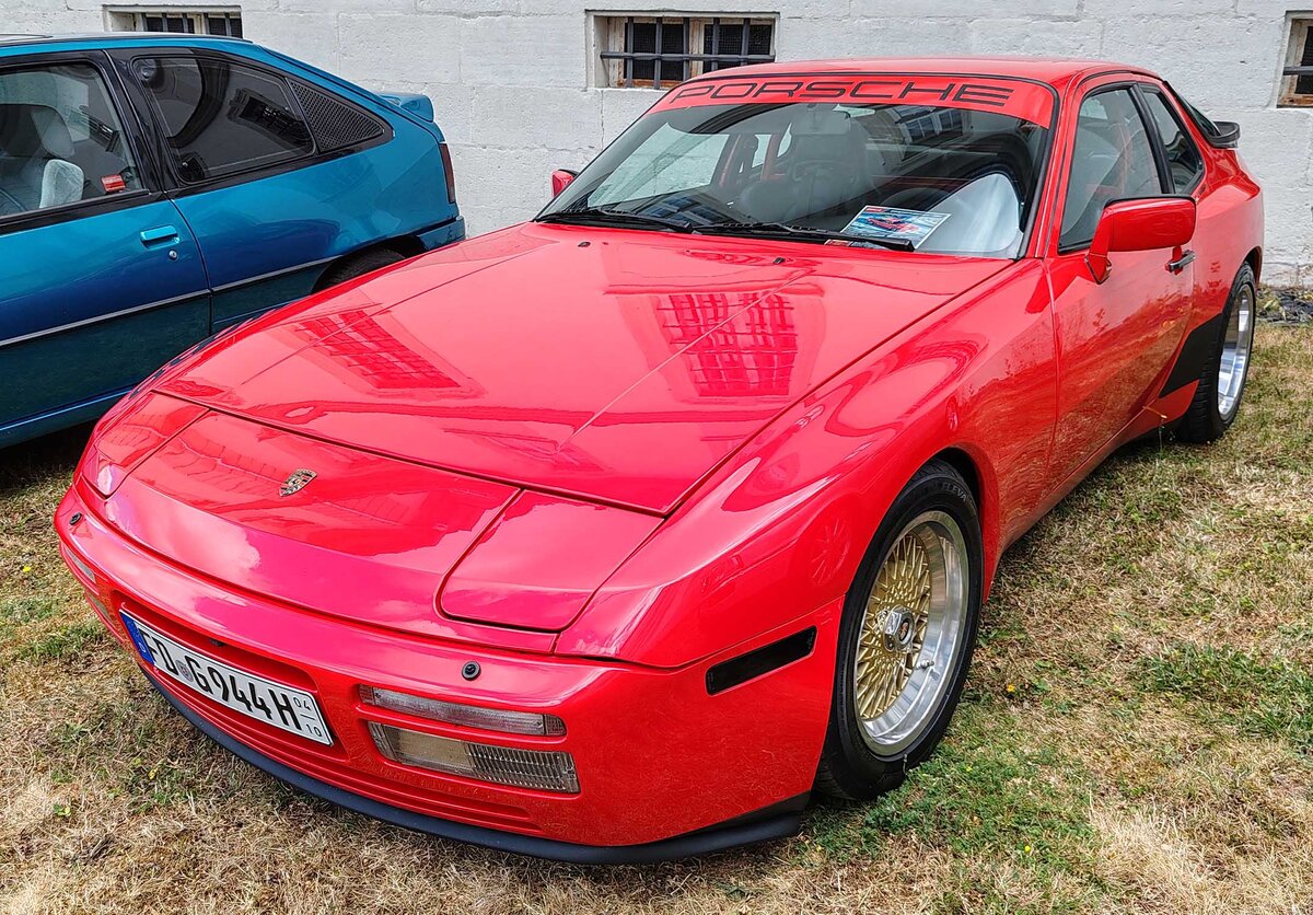 =Porsche 944 Turbo, gesehen bei der Oldtimerausstellung Blech & Barock bei Schloss Fasanerie, 07-2026