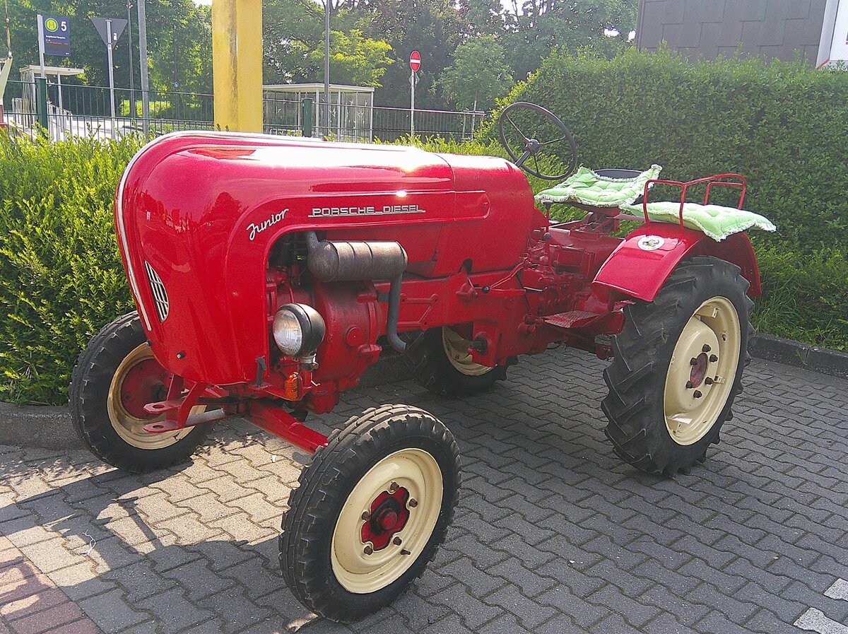 Porsche Diesel Junior 108, gebaut von 1957 bis 1960. Von allen Varianten des Porsche Junior 108 wurden insgesamt �ber 23.000 St�ck gebaut. Der Junior V (vereinfachte Ausf�hrung) hatte hierbei den L�wenanteil vom ca. 13.000 St�ck, weit abgeschlagen gefolgt vom Junior KH (kurz, Hydrokupplung) und L (Langversion) mit jeweils ca. 3.000 St�ck. Auch in den 1950´er Jahren wurde also schon am besten �ber den Preis verkauft. Der Luft-gek�hlte Einzylinderdieselmotor hat einen Hubraum von 822 cm� und leistet 14 PS. Oldtimertreffen Essen-Burgaltendorf am 10.05.2026.