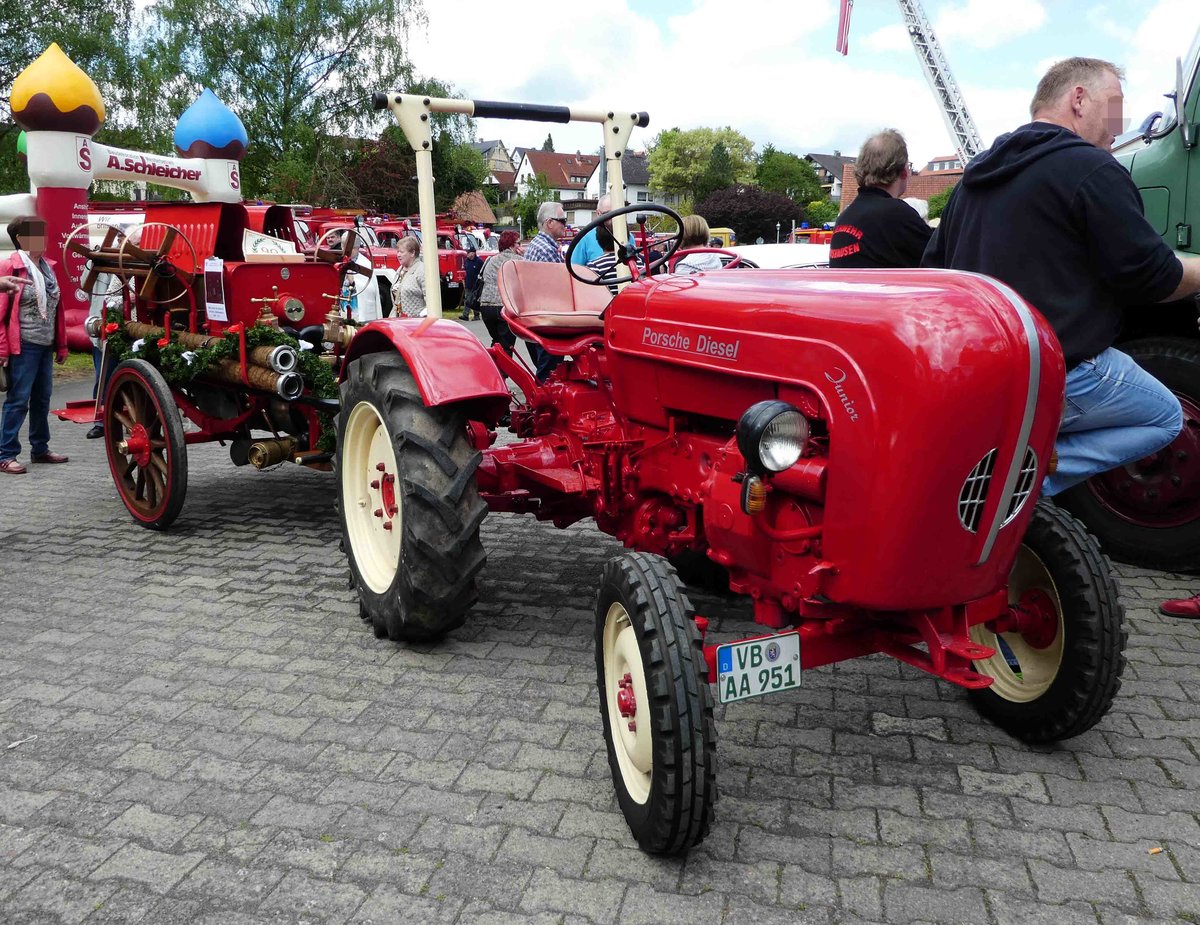=Porsche Junior als Zugfahrzeug für die Motorspritze der Feuerwehr Schlitz, ausgestellt im Mai 2017 in der Burgenstadt Schlitz